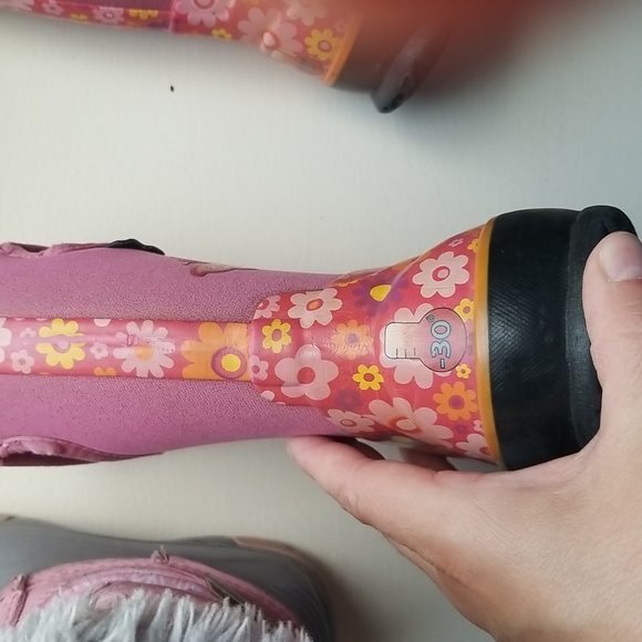 Pair of Youth Bogs and Snow Boots Size 9 - Picture 4 of 6